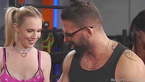 Big blackosca shows her pussy and graduated bind